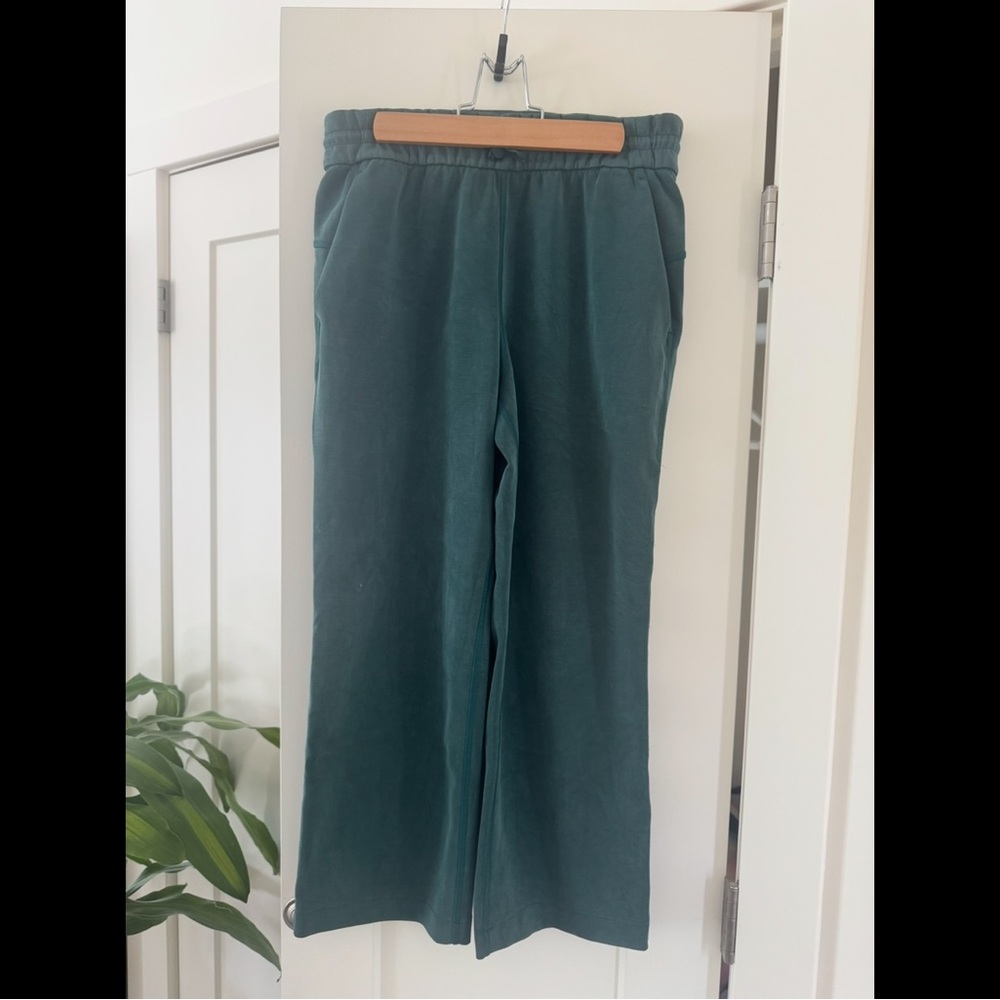 Lululemon Softstreme High-Rise Straight-Leg Crop 24” in Storm Teal, Size 6
